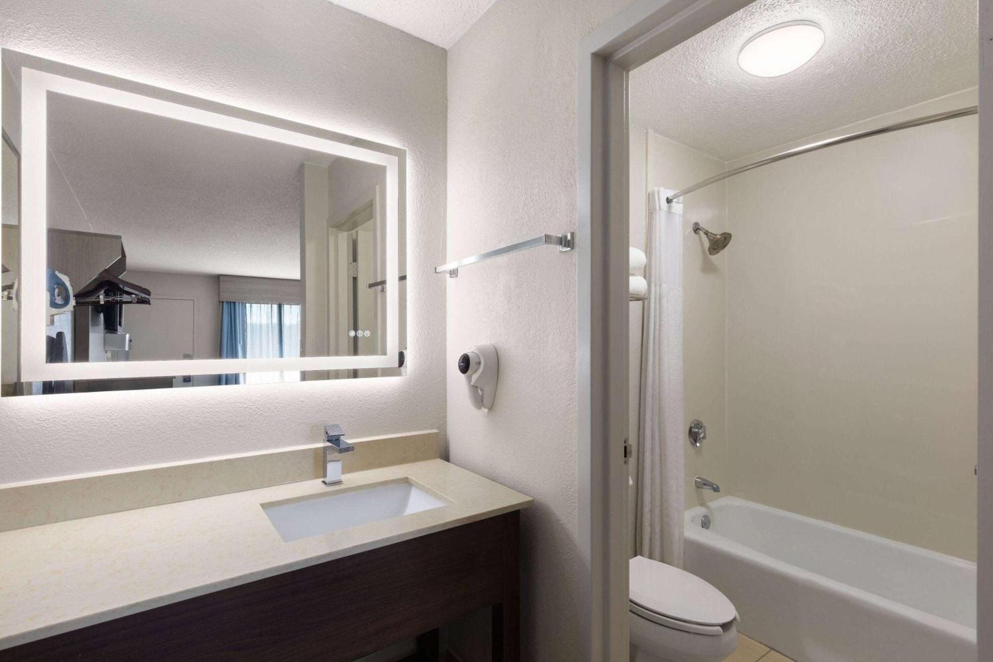 Baymont By Wyndham Airport Hotel